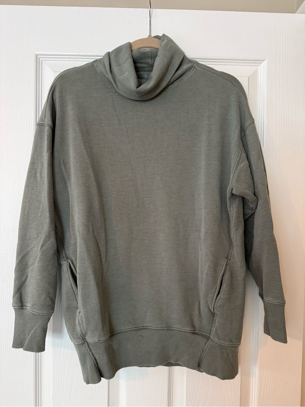 Aerie women’s Olive Green oversized Turtleneck Sweatshirt